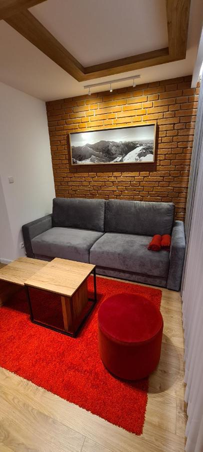 F2 Apartment *